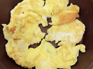 培根炒蛋,鸡蛋炒好盛出备用。
