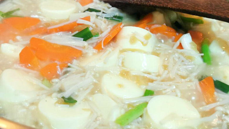 金针菇日本豆腐,小火焖入味，见汤汁浓稠即可