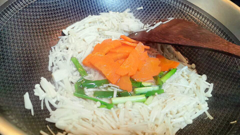 金针菇日本豆腐,下红萝片一起炒