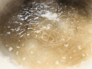 炒合菜,锅内倒入适量清水，待水烧开后放入红薯粉煮软。