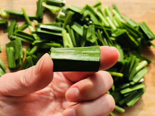 炒合菜,洗好的韭菜切成小段备用。