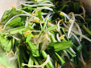 炒合菜,倒入提前准备好的豆芽、韭菜翻炒均匀。