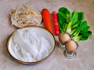 鸡蛋炒河粉,准备食材，青菜洗净，胡萝卜与火腿切丝。