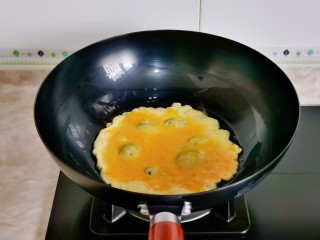 鸡蛋炒河粉,起油锅，倒入打散的蛋液小火煎。