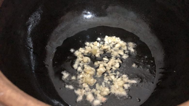 砂锅米线,砂锅里下油，油热下蒜蓉爆一下