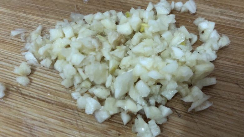 砂锅米线,蒜剁碎（别小看这个蒜，加了这个你会觉得跟你在外面吃的砂锅米线没什么区别）
