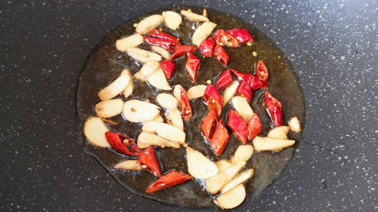 雪菜炒肉丝,下入干红辣椒炒出香味。
