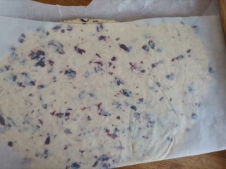 蔓越莓牛扎糖,起锅，放在油纸上，擀成饼状，晾凉后放入冰箱冷藏20分钟定型