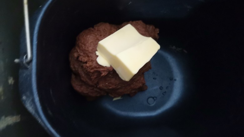 巧克力爆浆面包脏脏泥巴球,启动揉面程序18分钟结束后加入黄油继续揉面18分钟，共36分钟