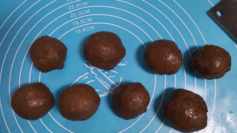巧克力爆浆面包脏脏泥巴球,面团发酵好取出来按压排气，分成8等份，揉圆