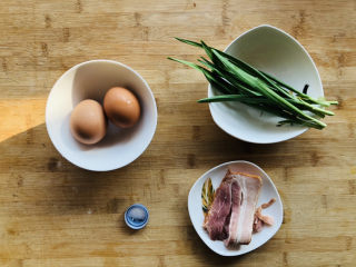 培根炒蛋,先把需要的食材提前准备好。