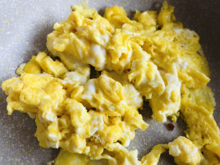 培根炒蛋,锅里留一点点底油倒入搅打好的鸡蛋液炒成块状。