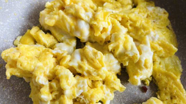 培根炒蛋,锅里留一点点底油倒入搅打好的鸡蛋液炒成块状。