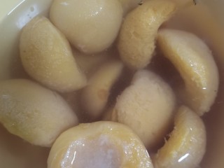 黄桃山楂罐头,黄桃泡冷水10分，清洗干净