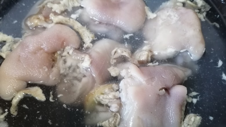 黄豆猪脚汤,煮至沸腾出沫