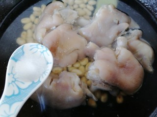 黄豆猪脚汤,加入一勺盐调味