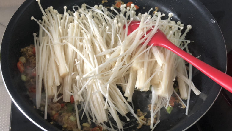 金针菇日本豆腐,下金针菇，中火煸炒变软