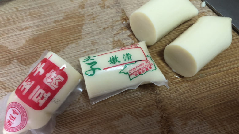 金针菇日本豆腐,日本豆腐从中间切段，一挤就可以去掉包装