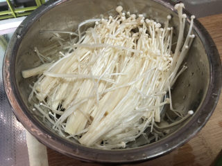 金针菇日本豆腐,金针菇切去根部，撕成小朵，清洗备用