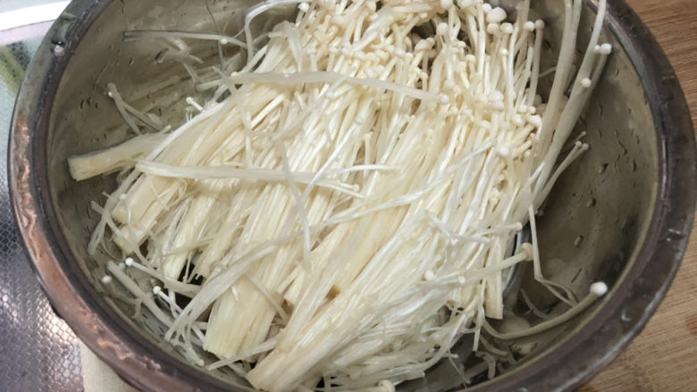 金针菇日本豆腐,金针菇切去根部，撕成小朵，清洗备用