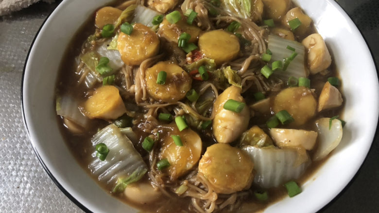 金针菇日本豆腐,最后撒上葱末即可上桌享用