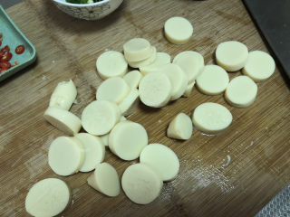 金针菇日本豆腐,切成均匀的块