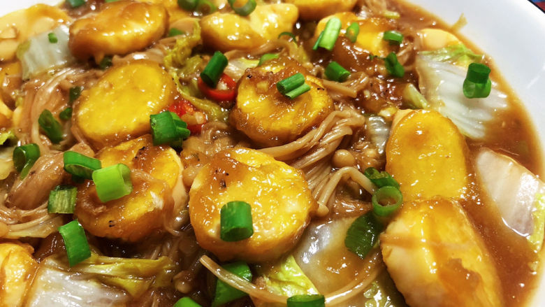 金针菇日本豆腐,这道菜做法简单，日本豆腐香嫩，金针菇滑嫩，咸鲜味美，还有吸收了汤汁的娃娃菜，营养全面健康美味。喜欢的小伙伴们一起来看看吧
