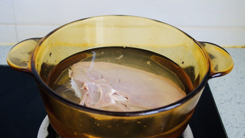白切猪肝,猪肝洗净后冷水下锅，水量没过猪肝即可。