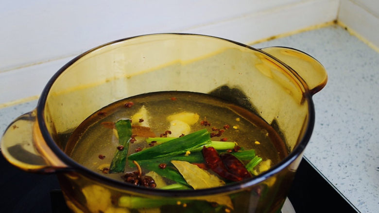 白切猪肝,锅中加入适量热水，水量没过猪肝即可，先用中火把水煮开，水煮开后先煮出调料的香味。