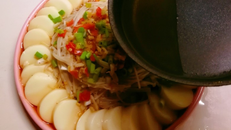 金针菇日本豆腐,浇上热油激发香味。