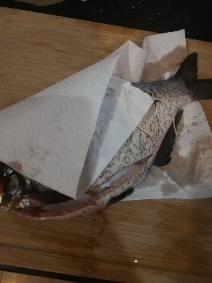 红烧武昌鱼,一个小时后，把鱼表面的水分吸干，准备烹饪。