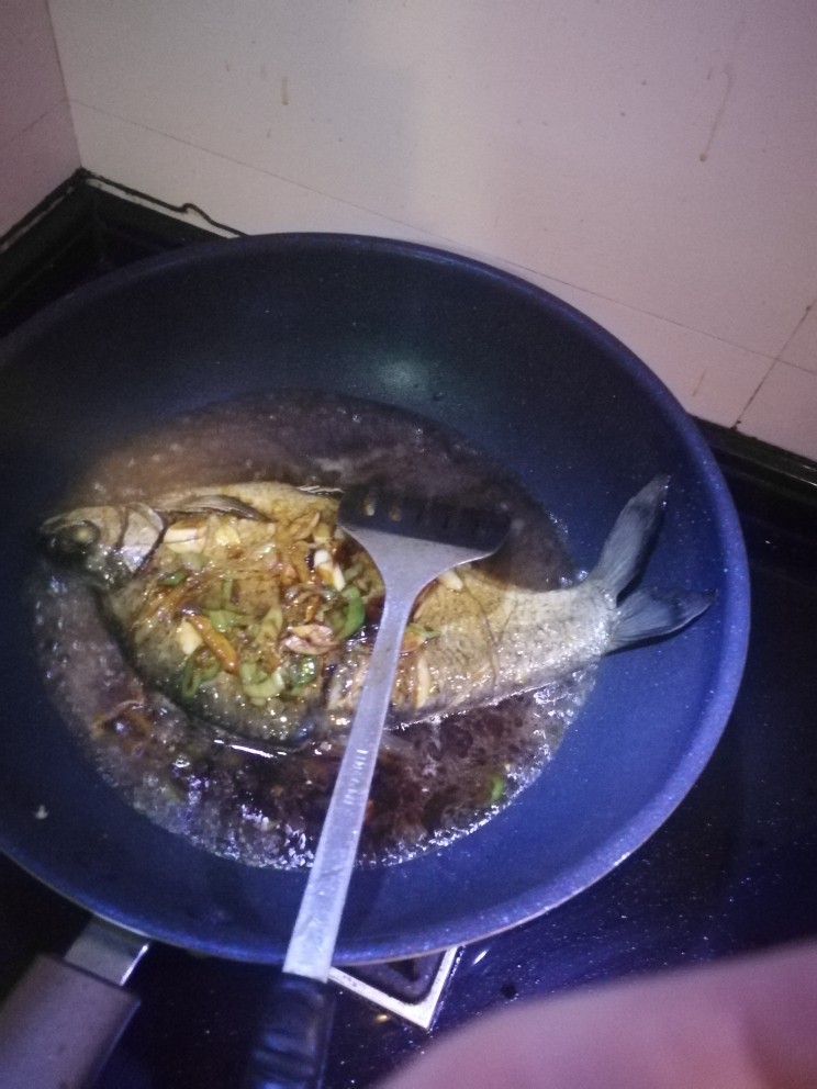 红烧武昌鱼,再加入适量清水，煮一会，汁不停的往上面浇一下，均匀入味。