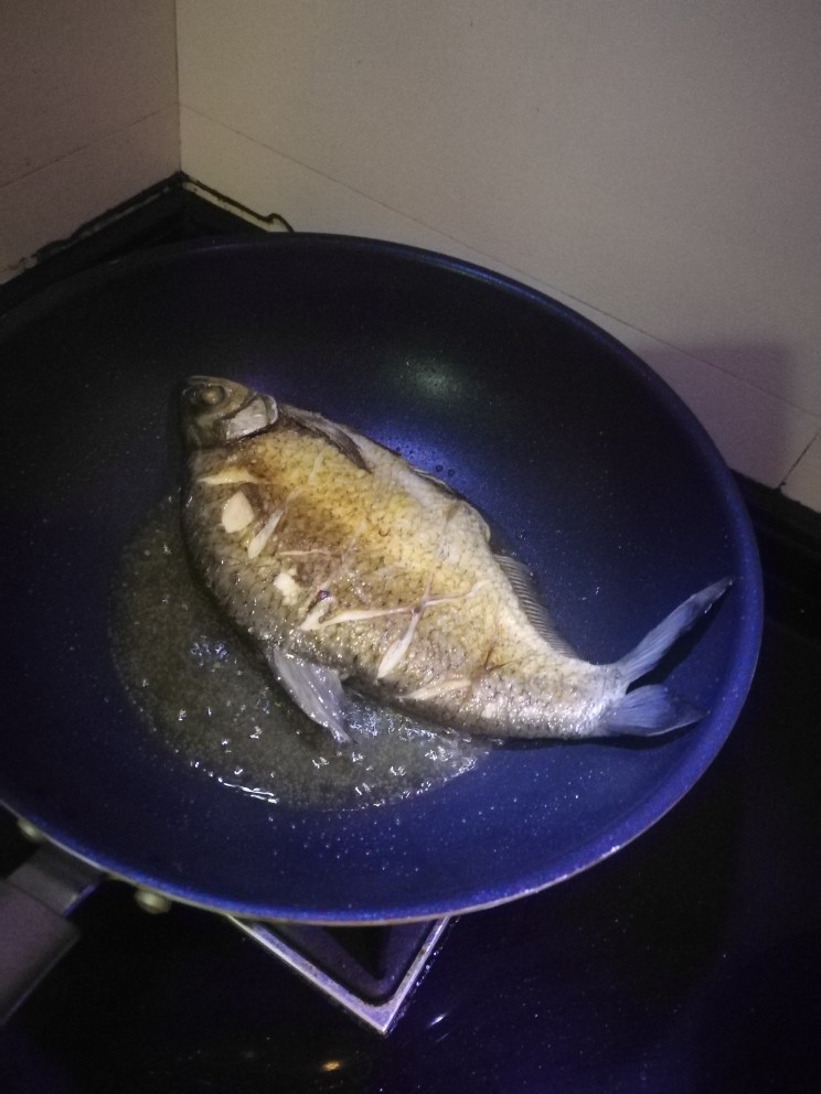 红烧武昌鱼,放入鱼煎至两面金黄。