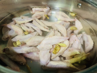 卤鸡翅尖,将鸡翅尖冷水下锅，水沸，再焯水2分钟捞起