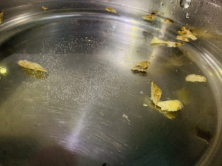 卤鸡翅尖,准备一锅水，加生姜
