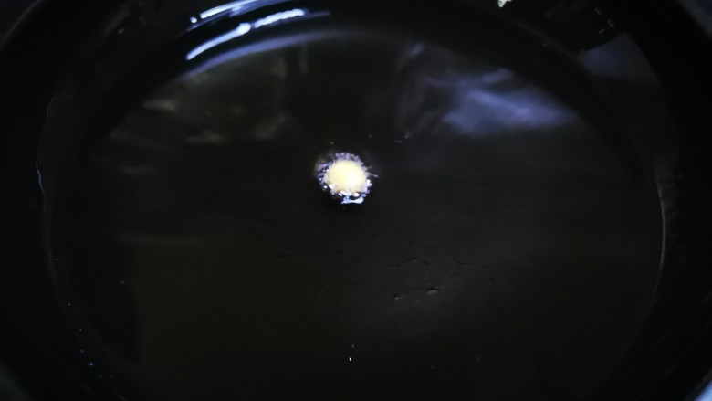 炸地瓜丸子,油温八成热时下入一个小面团，迅速浮起即可开炸