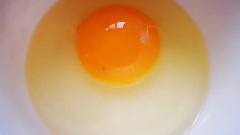 炸地瓜丸子,碗中打入一个鸡蛋