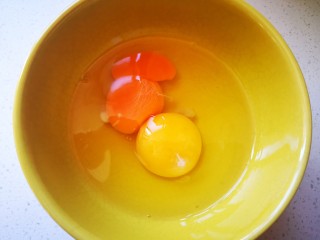 鸡蛋炒河粉,碗中打入两个鸡蛋