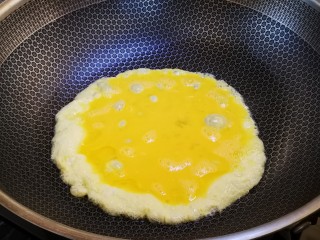 鸡蛋炒河粉,先将鸡蛋炒熟盛出备用