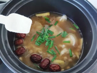黄豆猪脚汤,炖好加入味精提鲜，散上葱花出锅