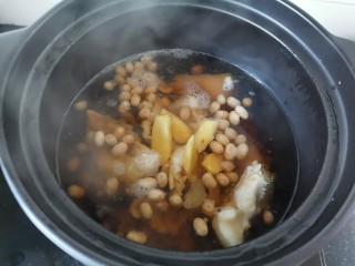 黄豆猪脚汤,加入姜片大火烧开转中小火炖40分钟