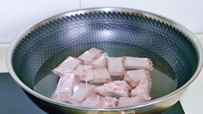 排骨糯米饭,排骨焯水: 冷水下锅，烧开后煮2分钟，捞出温水冲洗淋干水分备用。