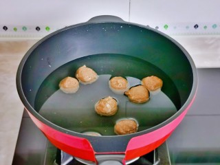 萝卜丝汤,首先煮牛肉丸，锅中加水下丸子。