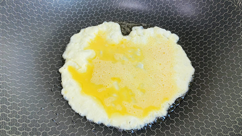 鸡蛋炒年糕.,起油锅倒入鸡蛋液