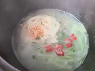 萝卜丝汤,撒上葱花，再次烧开搅拌均匀即可出锅