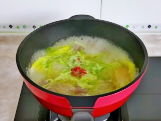 萝卜丝汤,最后加入枸杞，大火煮1分钟关火。