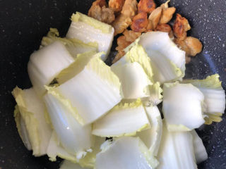猪油渣炒娃娃菜,猪油渣成焦黄色后，推到锅的一侧，下入菜梆子。