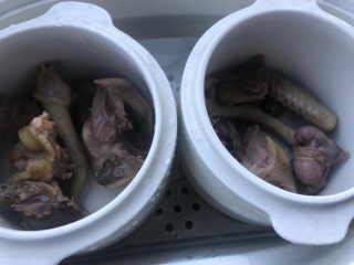 陈皮乳鸽汤,把鸽肉分别装入炖盅。