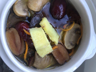 陈皮乳鸽汤,加入几片姜，倒入开水，没过食材。