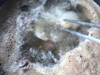 陈皮乳鸽汤,大火煮沸，从沸腾处夹出鸽肉，避开浮末。